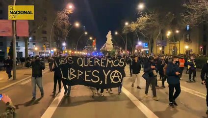 Nova pancarta dels manifestants que baixen per gran via / Marc Ortín