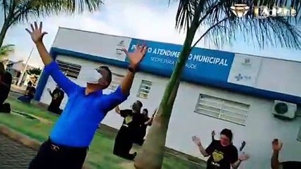 Grupo faz orações de joelhos em frente a hospitais de Maringá e região
