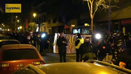 Hi ha un cordó dels agents de la BRIMO per aturar els manifestants / Marc Ortín