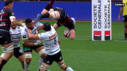 Thibaud Flament saute au dessus de la défense briviste