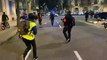 Un grup de manifestants intenta atacar uns cotxes dels Mossos /Marc Ortín