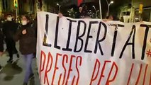 Alguns manifestants canten els Segadors / Guillem Ramos