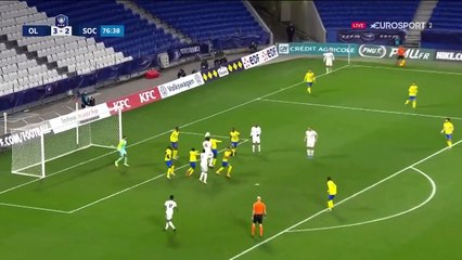 Plus haut que tout le monde sur corner, Denayer a soulagé l'OL