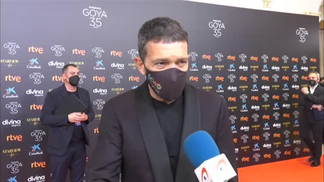 Banderas reivindica en la alfombra de los Goya el papel terapéutico del cine en pandemia