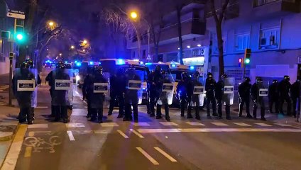 Els manifestants passen de llarg del cordó policial  / Marc Ortín