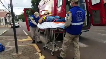 Homem sofre queda de moto na Rua São Paulo e é socorrido pelo Corpo de Bombeiros
