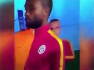 Sneijder Türk bayrağını öptü