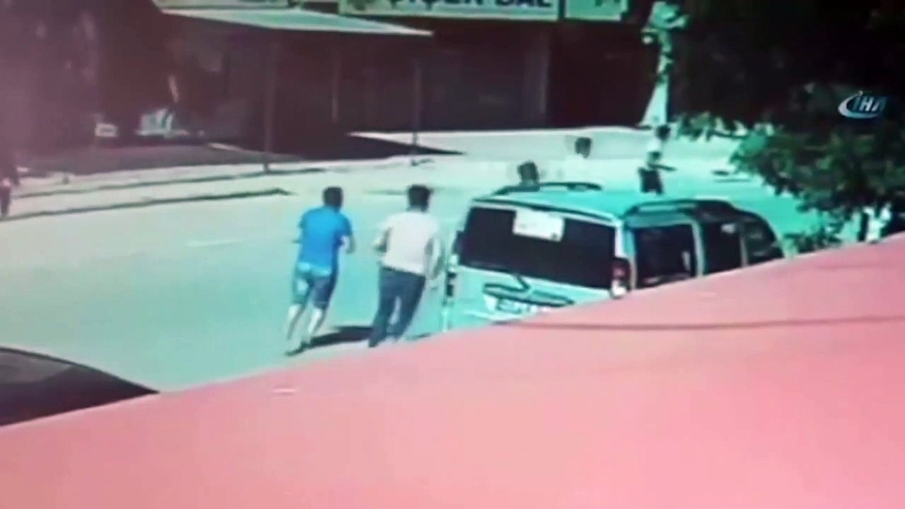 Arabanın çarptığı çocuk metrelerce öteye savruldu