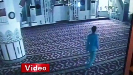 Cami hırsızı kameraya böyle yakalandı
