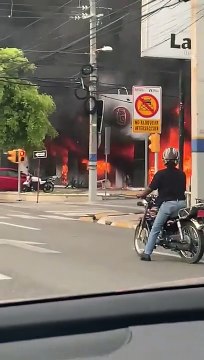 Se reporta incendio en Farmacia Los Hidalgos de la Lincoln