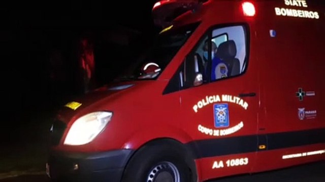 Socorristas e o médico do Siate atendem homem com lesão na cabeça no Bairro Cataratas