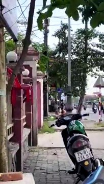 Xôn xao chàng trai đánh người yêu vì đòi quà 8/3