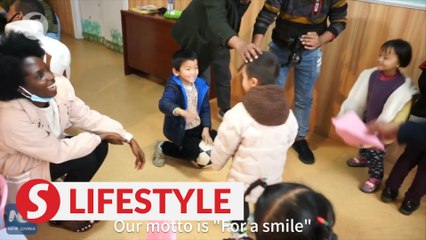 Int'l volunteers help disabled children in E China "for a smile"