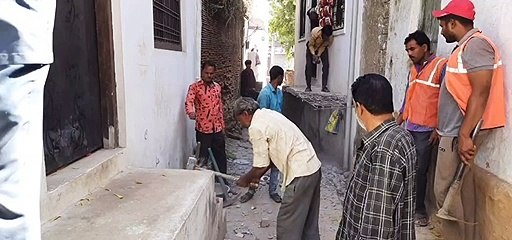 सीएम हेल्पलाइन की शिकायत पर वार्ड पांच में नगर पालिका ने चलाए हथोड़े, दो जगह हटाया अतिक्रमण