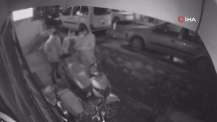 “Polisiz” diyerek girdikleri evden 42 bin 500 lira çalan hırsızlar kamerada