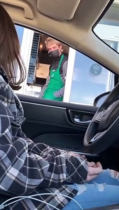 Un serveur starbucks remballe une TikTokeuse