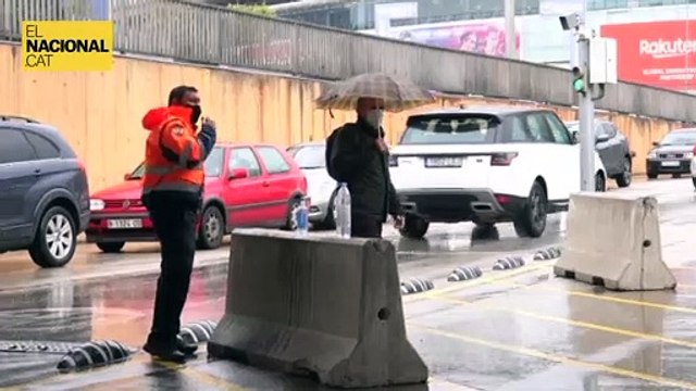 ELECCIONS BARÇA | Llargues cues de cotxes per anar a votar en un dia de pluja