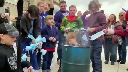La paciencia se acaba: Varias familias se juntan en Idaho para quemar mascarillas
