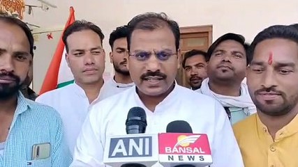 शाजापुर में कांग्रेस कार्यकर्ताओं ने रेलवे स्टेशन पर जाकर ट्रेन के सामने किया प्रदर्शन