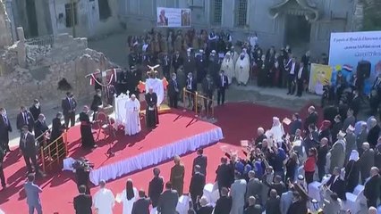 El papa reza por las víctimas de la guerra en la ciudad iraquí de Mosul