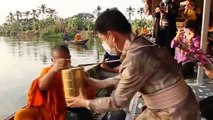 ผู้ว่าสุพรรณพาแต่งชุดไทยตักบาตรทางน้ำอนุรักษ์ฟื้นฟูประเพณีส่งเสริมการท่องเที่ยว(คลิป)