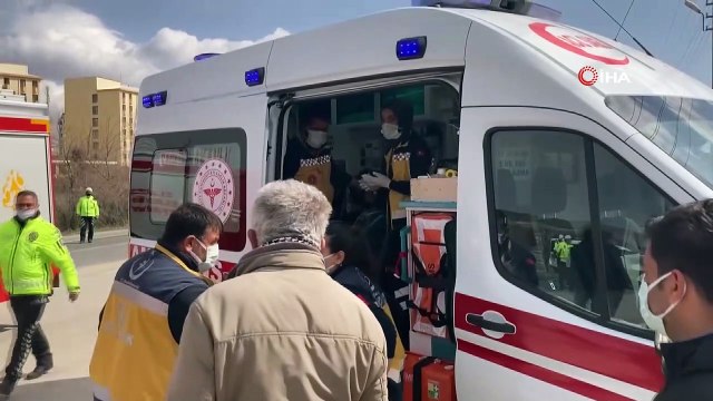 Yaralıları taşıyan ambulans, beton mikserine çaptı: 3’ü sağlıkçı 5 yaralı
