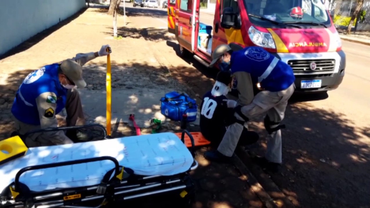 Jovem sofre queda de bicicleta na Rua Minas Gerais, no Bairro São Cristóvão