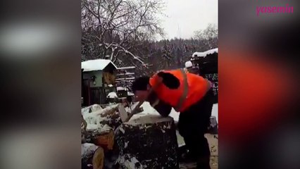 İki kolu olmayan adamın hayat mücadelesi!