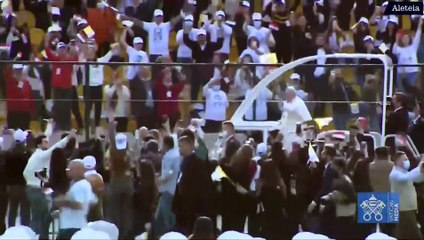 Le pape François arrive au stade d’Erbil