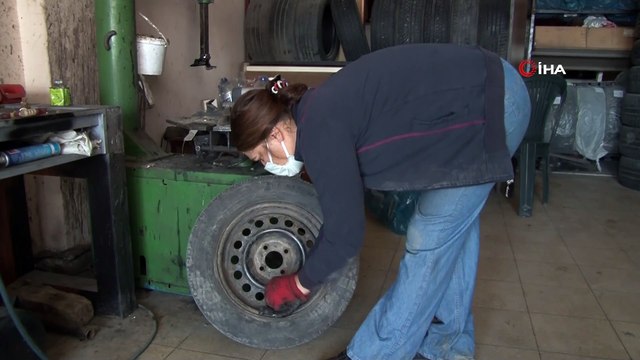 İki çocuk annesi “Gül Usta” 14 yıldır oto lastikçi dükkanı işletiyor