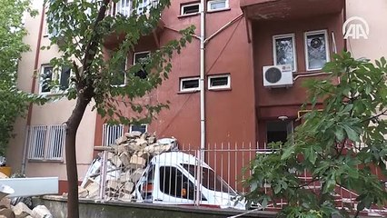 Caminin minaresi sağlık ocağı bahçesindeki ambulansın üzerine devrildi