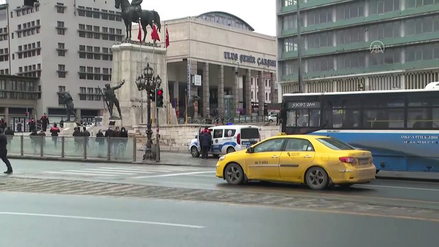 ANKARA - Başkentte sokağa çıkma kısıtlamasının uygulanmadığı ilk hafta sonu sokaklarda hareketlilik yaşandı (2)