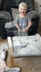 Ces parents n'auraient pas dû laisser leur enfant avec le talc... Neige dans le salon