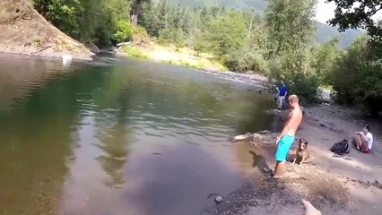 Ils trouvent une boîte en polystyrène qui flotte dans l'eau. Ce qu'ils découvrent à l’intérieur est flippant
