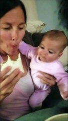 Ce bébé a vraiment envie de croquer dans le burrito