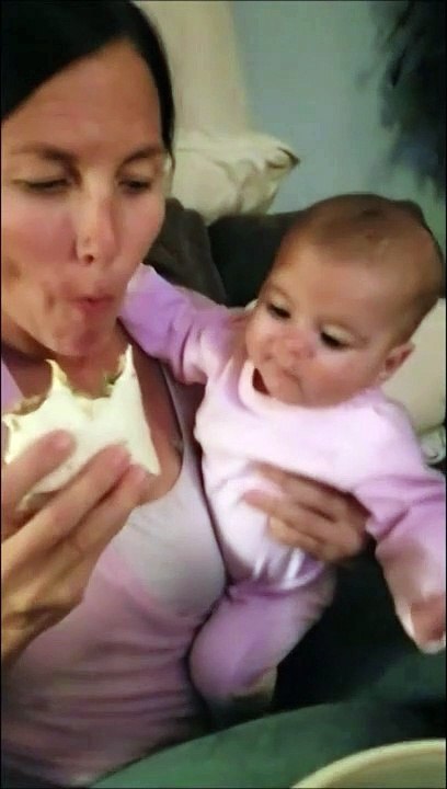 Ce bébé a vraiment envie de croquer dans le burrito