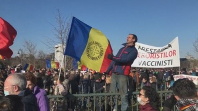 Miles de rumanos protestan en Bucarest contra la vacunación obligatoria