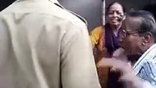 Pune station जवळ PMPML  Bus driver च senior citizen सबत fighting l public बघतय fight l sanatanews_480p