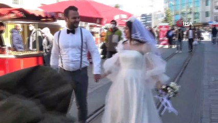 Gelinlik ve damatlıkla İstiklal Caddesi’ne gelen çift renkli görüntüler oluşturdu