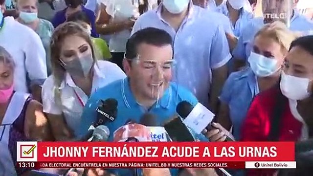 Jhonny Fernández emitió su voto; busca ser alcalde del municipio cruceño