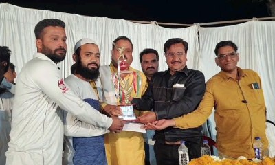 सात दिवसीय क्रिकेट टूर्नामेंट का समापन विजेताओं को मिली ट्रॉफी