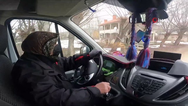 Kış Şartlarında Zincir Sarıp, Lastik Değişen Safiye Kulaksız Yolcu Taşımacılığı Yapıyor