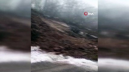 Heyelan ilçe yolunu trafiğe kapadı