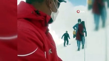 Karlı dağda mahsur kalan 9 kişiyi jandarma kurtardı