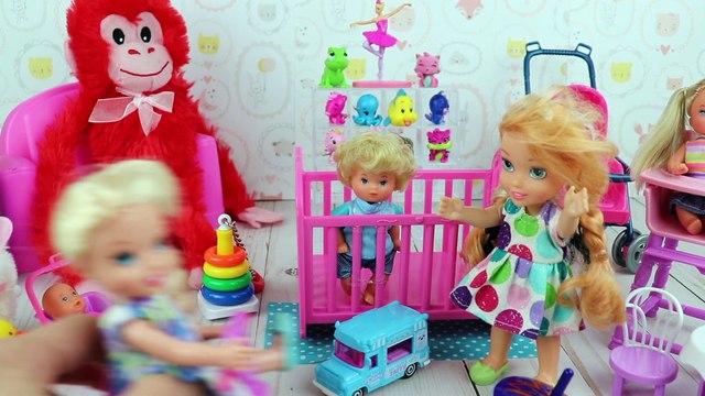 Babysitting bad toddlers ! Elsa and Anna Toddlers babysit for Barbie