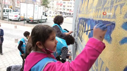 5 kadın öğretmen 107 yaşındaki Sümerolog Muazzez İlmiye Çığ’ın resmini duvara nakşetti