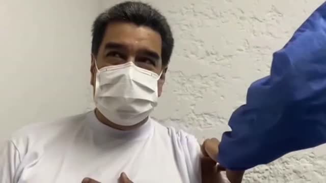 Maduro bromea con acento ruso tras recibir la primera dosis de la vacuna Sputnik V