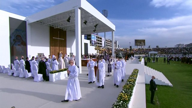 Il Papa in preghiera fra le macerie: Porto nel cuore l'Iraq