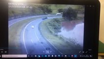 Carreta de combustível explode e mata motorista na BR-040, em Três Rios