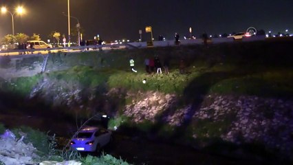 ADANA - Boş sulama kanalına devrilen otomobilin sürücüsü hafif yaralandı